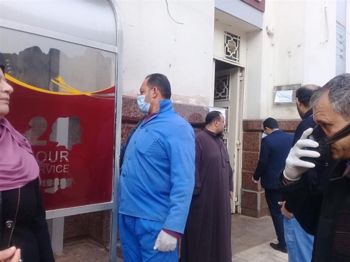 بالصور.. لمواجهة كورونا.. تعقيم ماكينات الصراف الآلي بكفر الشيخ