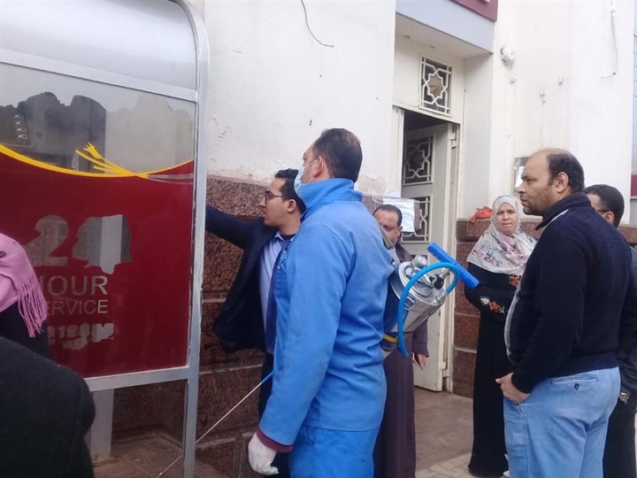 بالصور.. لمواجهة كورونا.. تعقيم ماكينات الصراف الآلي بكفر الشيخ