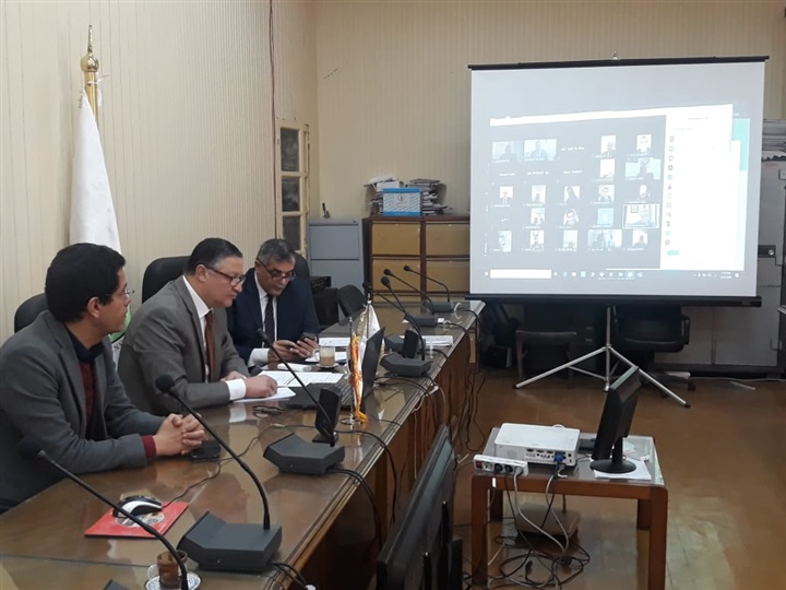 فى لقاء بالطلاب عبر الفيديو كونفرانس.. جامعة بنها تتابع خطة التعليم عن بُعد