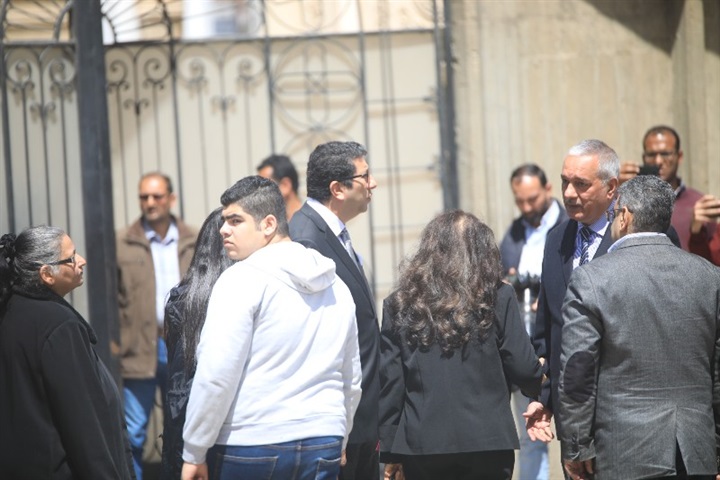 بالصور.. أشرف زكى وإلهام شاهين أول الحاضرين فى جنازة جورج سيدهم بالصور.. أشرف زكى وإلهام شاهين أول الحاضرين فى جنازة جورج سيدهم