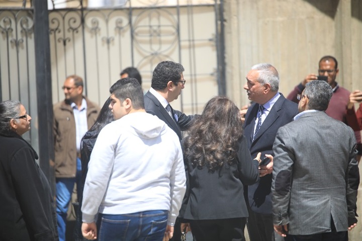 بالصور.. أشرف زكى وإلهام شاهين أول الحاضرين فى جنازة جورج سيدهم بالصور.. أشرف زكى وإلهام شاهين أول الحاضرين فى جنازة جورج سيدهم