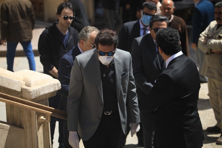 بالصور.. أشرف زكى وإلهام شاهين أول الحاضرين فى جنازة جورج سيدهم بالصور.. أشرف زكى وإلهام شاهين أول الحاضرين فى جنازة جورج سيدهم