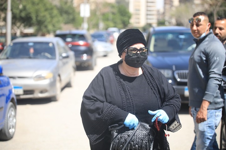 بالصور.. أشرف زكى وإلهام شاهين أول الحاضرين فى جنازة جورج سيدهم بالصور.. أشرف زكى وإلهام شاهين أول الحاضرين فى جنازة جورج سيدهم