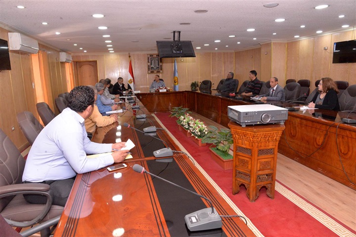 محافظ أسيوط يترأس اجتماع مناقشة نسب تنفيذ مشروعات المبادرة الرئاسية "حياة كريمة" بالقرى الأكثر احتياجًا