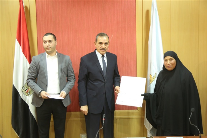 بالصور.. محافظ كفر الشيخ يكرم 5 من الأمهات المثاليات بالصور.. محافظ كفر الشيخ يكرم 5 من الأمهات المثاليات