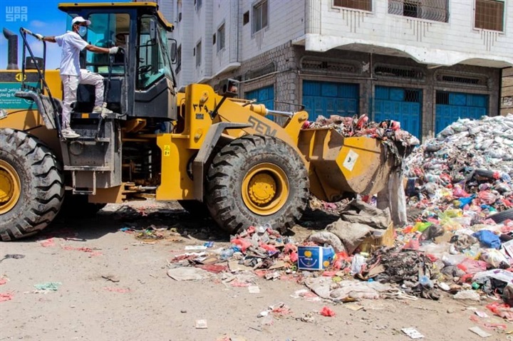حملة "برنامج تنمية وإعمار اليمن" للنظافة والإصحاح البيئي في عدن توسع مشاركتها لتشمل الحد من أضرار السيول