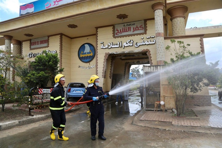 بالصور.. سكرتير مساعد كفر الشيخ يقود حملة تطهير وتعقيم الشوارع والأكمنة
