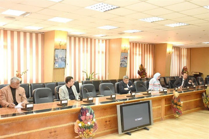 محافظ الشرقية يُعلن عن تدعيم الأكمنة الأمنية الثابتة بفرق طبية لفحص المواطنين للحد من انتشار فيروس كورونا