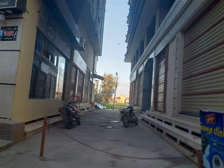 بالصور.. التزام أصحاب المحال التجارية بكفر الشيخ بقرار الإغلاق