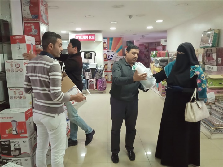 بالصور.. «أورمان كفر الشيخ» توزع أجهزة كهربائية ومفروشات علي 5 عرائس يتيمات داخل منازلهن