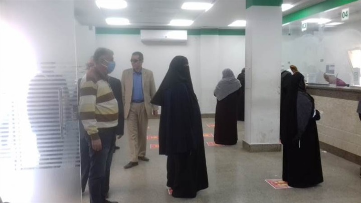 محافظ الشرقية يشدد على إجراءات تنظيم وتطهير وتعقيم أماكن صرف المعاشات