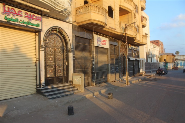 بالصور.. محافظ كفر الشيخ يشيد بأصحاب المحال في تنفيذ قرار الغلق 
