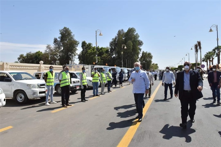 بالصور محافظ الأقصر يتفقد اصطفاف مركبات التعقيم قبل بدء العمل