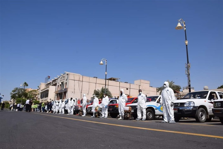 بالصور محافظ الأقصر يتفقد اصطفاف مركبات التعقيم قبل بدء العمل