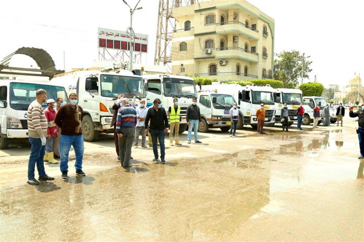 بالفيديو والصور.. محافظ كفر الشيخ ونائبه يتفقدان أعمال تطهير الشوارع والميادين ميدانيًا 