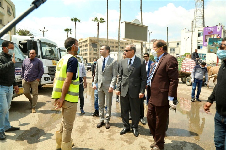 بالفيديو والصور.. محافظ كفر الشيخ ونائبه يتفقدان أعمال تطهير الشوارع والميادين ميدانيًا 
