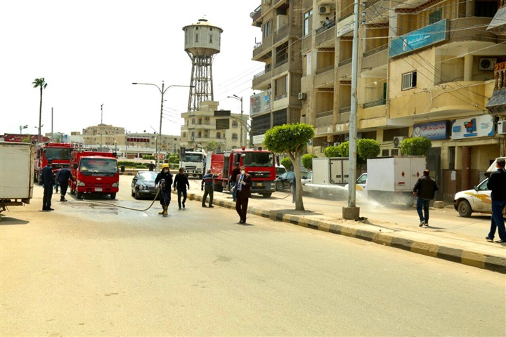 بالفيديو والصور.. محافظ كفر الشيخ ونائبه يتفقدان أعمال تطهير الشوارع والميادين ميدانيًا 