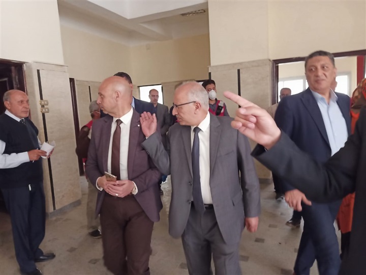 وكيل وزارة الصحة بالشرقية يناقش الخطط البديلة مع الهلال الأحمر في حالة حدوث أي مستجدات 