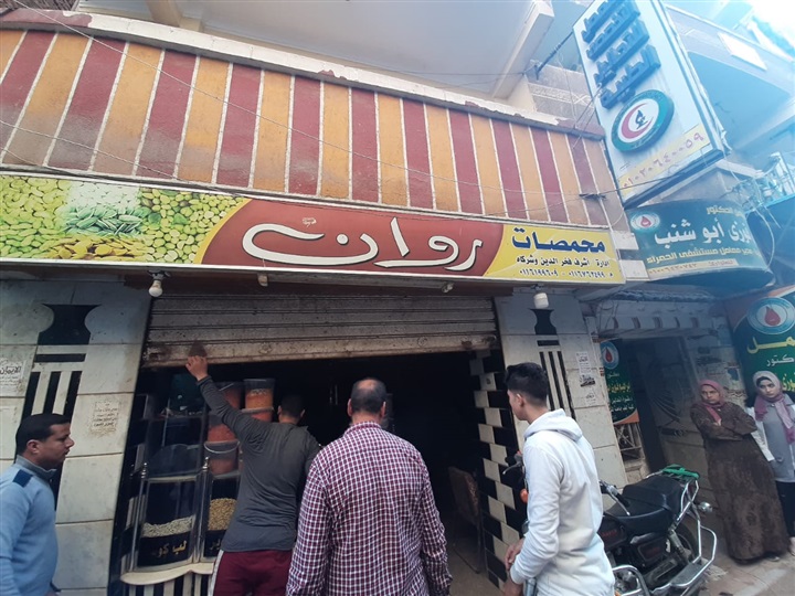 بالصور.. تشميع محل «محمصات» بكفر الشيخ لمخالفته قرار الحظر