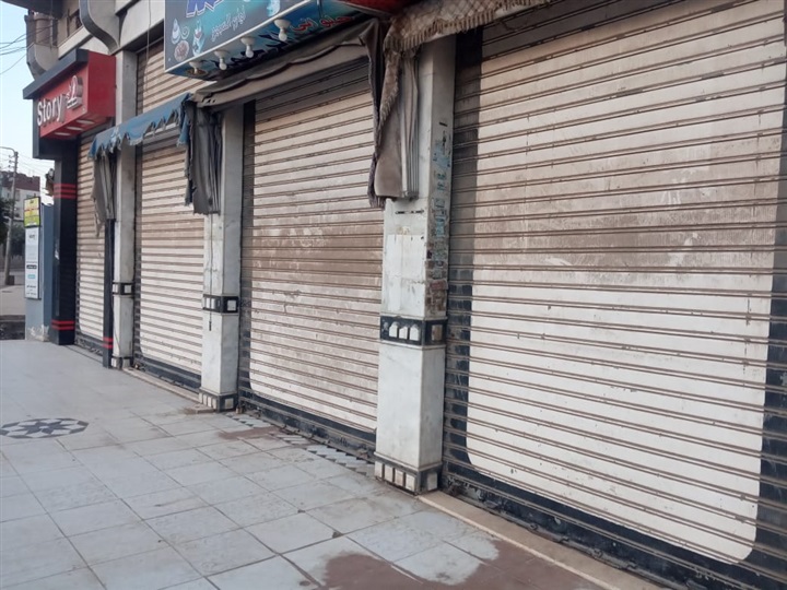 بالصور.. محافظ كفر الشيخ يتابع اغلاق المحال التجارية 