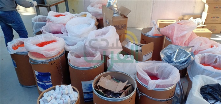 بالصور.. ضبط مصنع أدوية غير مرخص بداخله 2 مليون ونصف قرص بكفر الشيخ