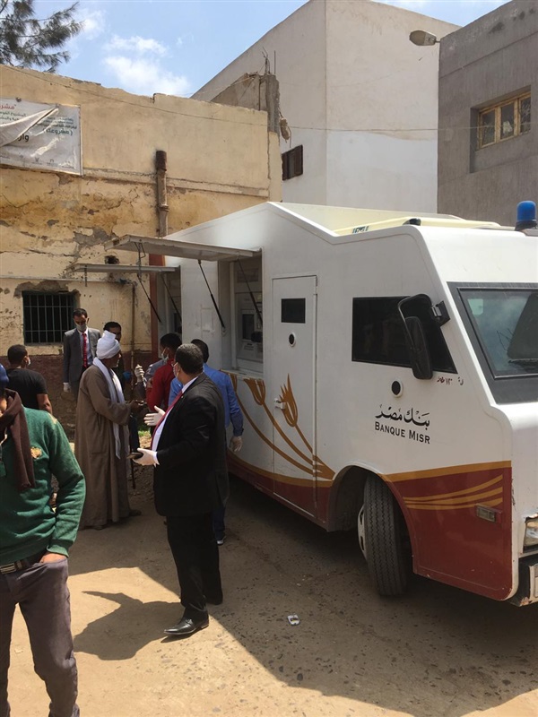 بالصور.. مبادرة بنك مصر بعد وضع القرية تحت الحجر الصحي.. ماكينات صرف متنقلة لأهالي "صفط ترابط بالغربية