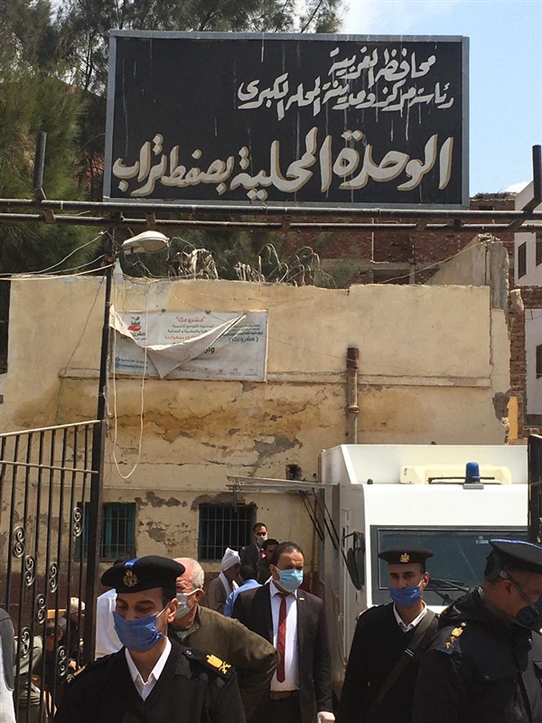بالصور.. مبادرة بنك مصر بعد وضع القرية تحت الحجر الصحي.. ماكينات صرف متنقلة لأهالي "صفط ترابط بالغربية