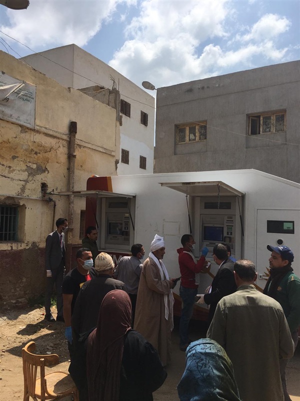 بالصور.. مبادرة بنك مصر بعد وضع القرية تحت الحجر الصحي.. ماكينات صرف متنقلة لأهالي "صفط ترابط بالغربية
