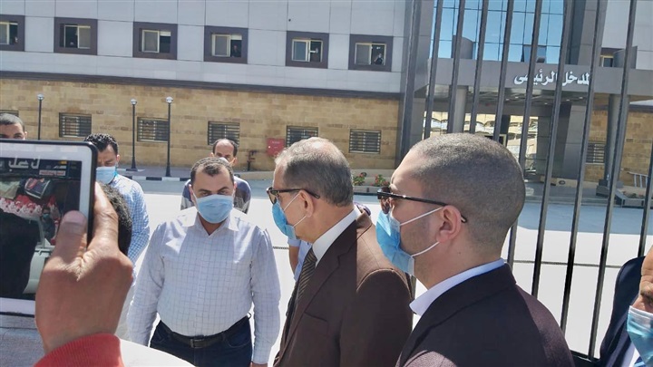 بالصور.. محافظ كفر الشيخ ونائبه يوجهان الشكر لأطقم العمل بمستشفي العزل ببلطيم