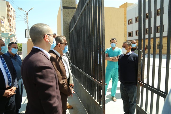 بالصور.. محافظ كفر الشيخ ونائبه يوجهان الشكر لأطقم العمل بمستشفي العزل ببلطيم