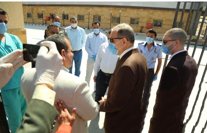 بالصور.. محافظ كفر الشيخ ونائبه يوجهان الشكر لأطقم العمل بمستشفي العزل ببلطيم