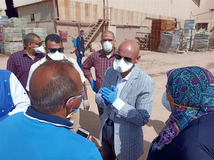 وكيل الصحة بالشرقية يتابع تنفيذ الإجراءات الاحترازية بمصانع العاشر