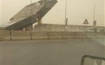 سقوط لوحة إعلانية علي سيارة بسبب سوء الأحوال الجوية بدائري المعادي