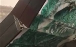 سقوط لوحة إعلانية علي سيارة بسبب سوء الأحوال الجوية بدائري المعادي
