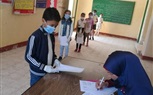 بالصور ... توزيع كمامات علي الطلاب أثناء تسليم الأبحاث بمدارس كفر الشيخ 