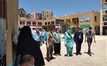 بالصور ... توزيع كمامات علي الطلاب أثناء تسليم الأبحاث بمدارس كفر الشيخ 