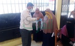 بالصور ... توزيع كمامات علي الطلاب أثناء تسليم الأبحاث بمدارس كفر الشيخ 
