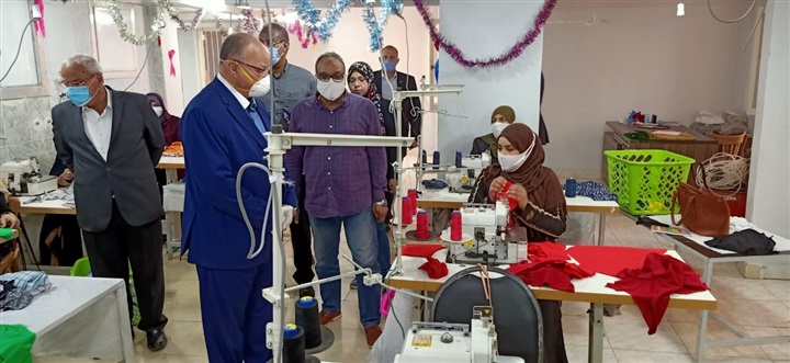 محافظ القاهرة يزور مصنع ملابس بالأسمرات ويصرف منح للعاملات