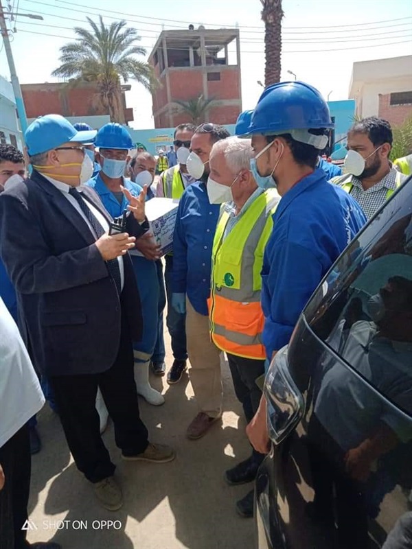 رئيس شركة مياه الشرب والصرف الصحي بالشرقية يشارك العاملين بهجة استلام كرتونة شهر رمضان