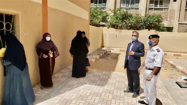 محافظ كفر الشيخ ونائبه يتفقدان انتظام عملية صرف معاشات "تكافل وكرامة"