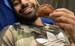شاهد.. محمد صلاح فى أحدث صورة له مع القطايف بالعزل المنزلى