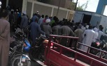 بالصور.. مواطنون ينتقدون مشهد التكدس والتزاحم أمام منفذ وسيارات بيع السجائر بنجع حمادي  