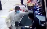  شاهد .. كويتى يصفع موظفا مصريا بسوبر ماركت.. ورئيس الجمعية يستقيل احتجاجا