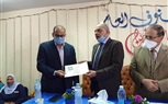 وكيل صحة المنوفية يكرم مدير مستشفى منوف العام 