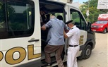 الأمن يساعد مسن للإدلاء بصوته فى انتخابات النواب بمصر القديمة