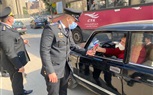 بالصور.. الداخلية توزع «ورد» على المواطنين احتفالا بعيد الشرطة الـ69