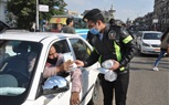 بالصور.. مديرية أمن القاهرة توزع الورود على المواطنين بمناسبة عيد الشرطة الـ69