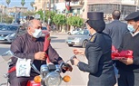 رجال أمن كفر الشيخ يوزعون الورود والحلوي علي المواطنين