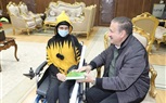 مواطنة من ذوي الهمم تهدي محافظ المنوفية مصحفاً  
