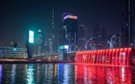 بالصور.. معالم الإمارات تتنزين باللون الأحمر استعدادًا لدخول مسبار الأمل 